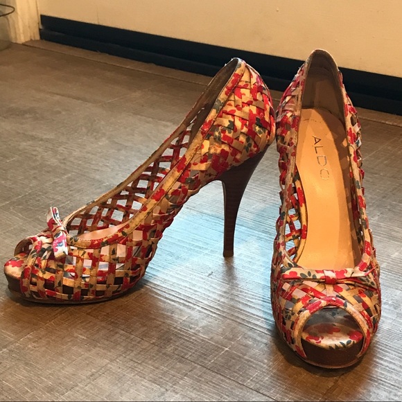 🛑 SOLD! Peep Toe Pumps w/ Floral Pattern & Bow 🛑 - Picture 3 of 11